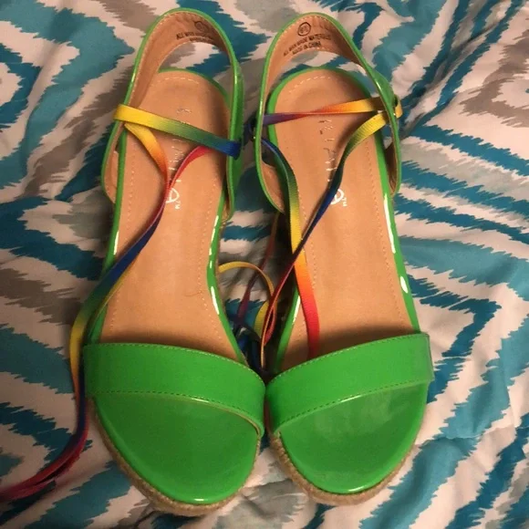 Cute green wedges 👠 tie around ankle offers welcome 🤗 - Picture 2 of 4